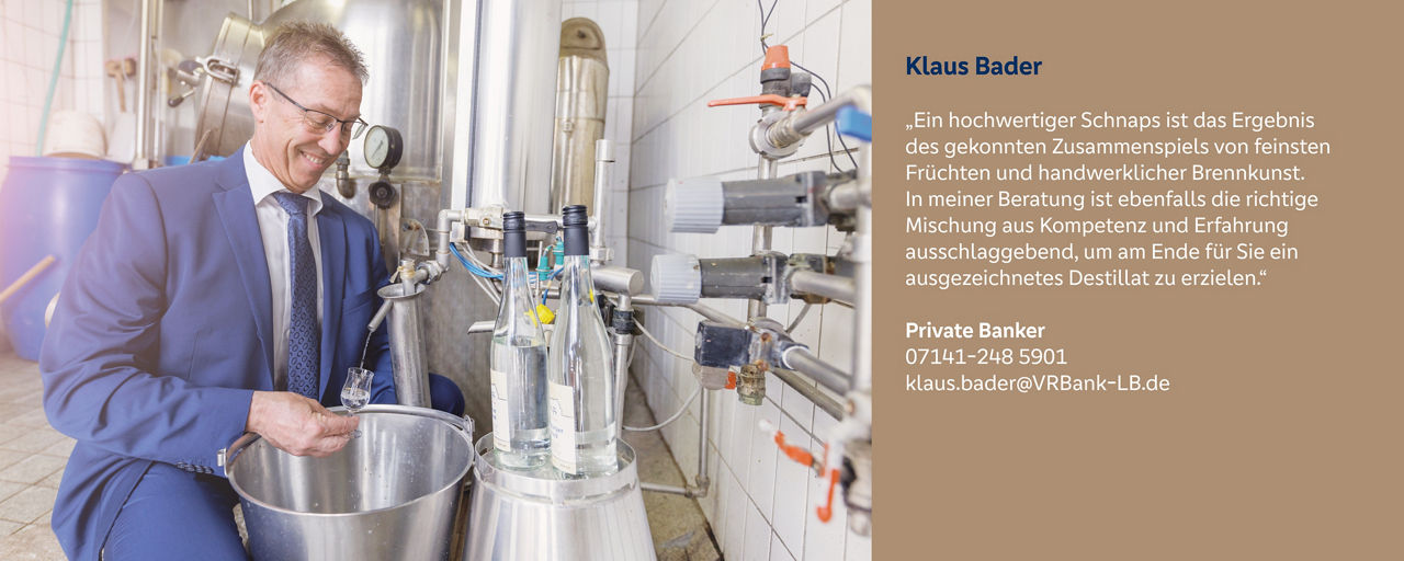 Klaus Bader beim Schnapsbrennen – symbolisiert die perfekte Mischung aus Erfahrung und Präzision in der Finanzberatung.