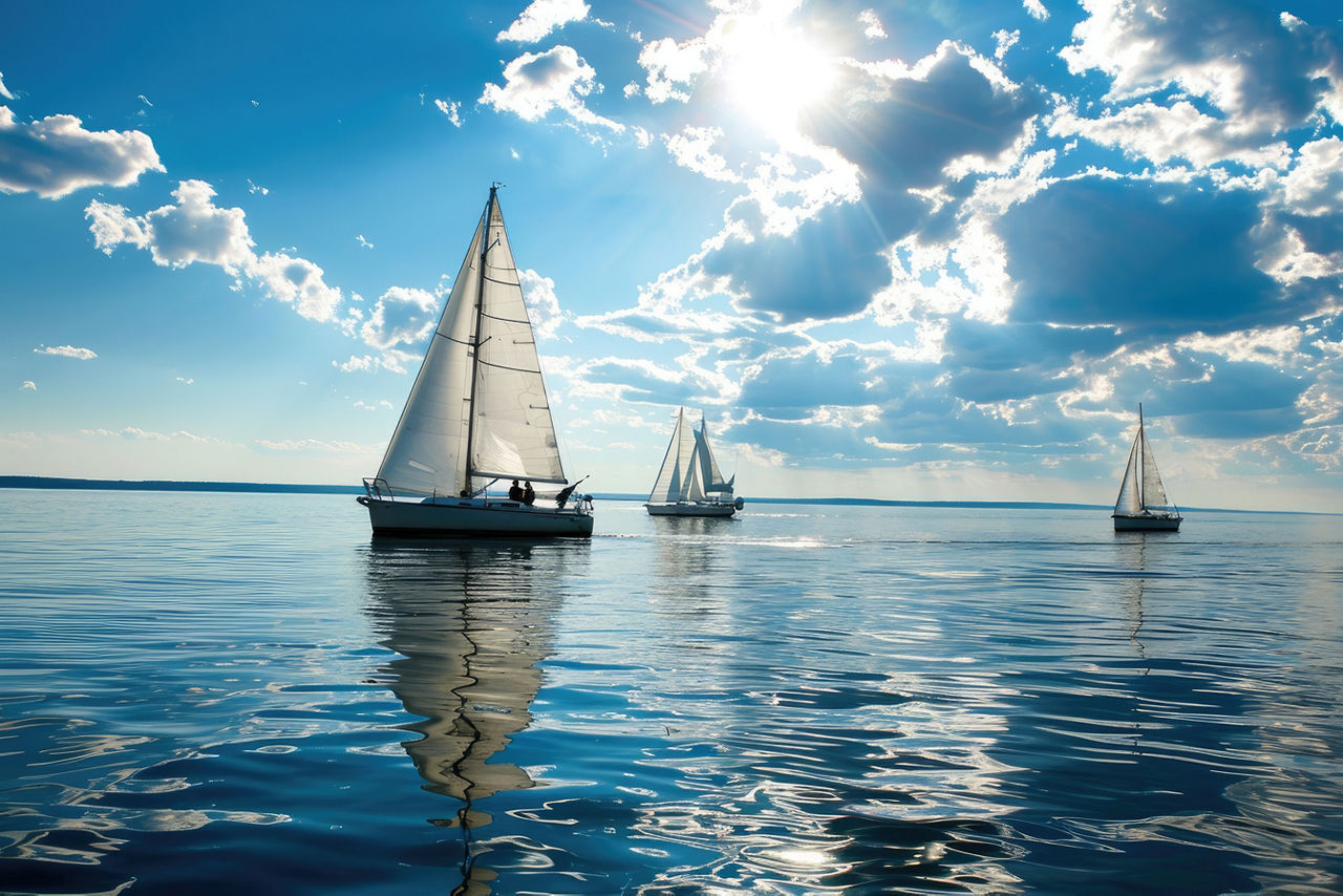Ein Segelbootrennen an einem hellen Sommertag