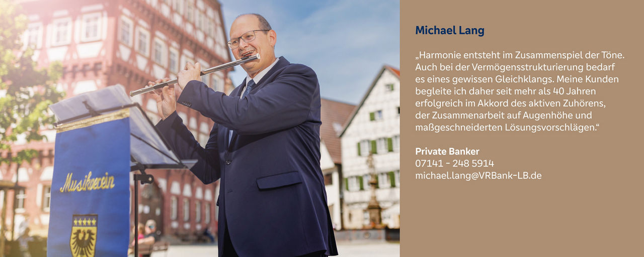 Michael Lang spielt Flöte im Freien – ein Sinnbild für Harmonie und abgestimmte Vermögensberatung mit über 40 Jahren Erfahrun