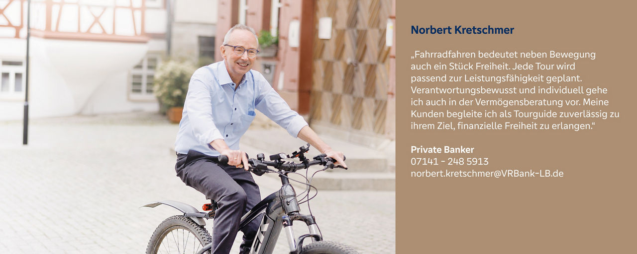 Norbert Kretschmer fährt lächelnd Fahrrad durch eine Altstadt – steht sinnbildlich für individuelle und freiheitsorientierte 