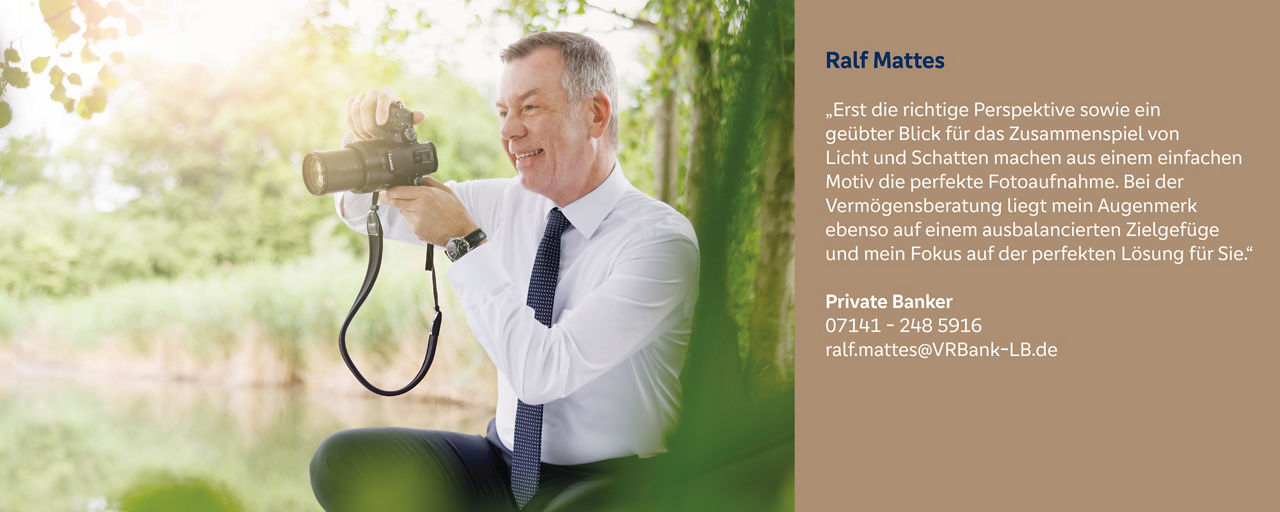 Ralf Mattes fotografiert in der Natur – Symbol für den geschulten Blick und die gezielte Beratung in der Vermögensplanung.