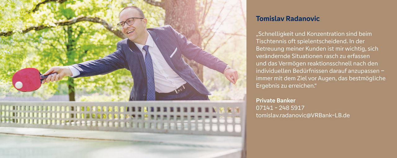 Tomislav Radanovic spielt Tischtennis – symbolisch für schnelle, präzise und anpassungsfähige Kundenberatung.