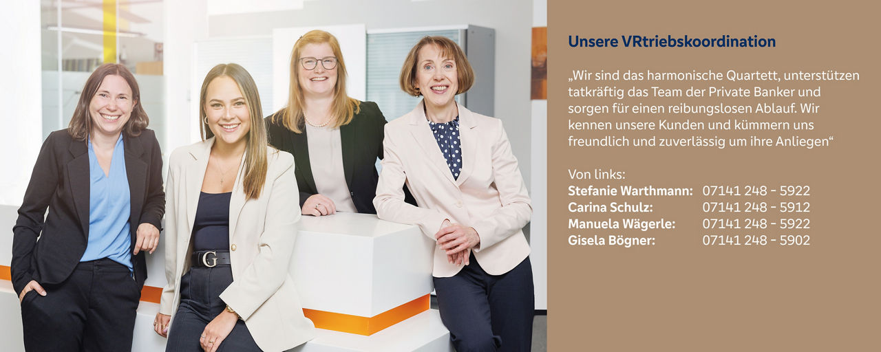 Vier Frauen der Vertriebskoordination stehen freundlich lächelnd im Büro – Teamunterstützung und Kundenservice im Fokus.