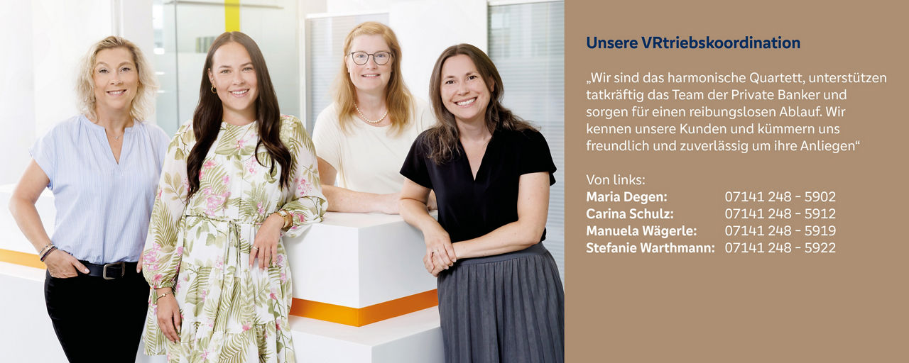 Vier Frauen der Vertriebskoordination stehen freundlich lächelnd im Büro – Teamunterstützung und Kundenservice im Fokus.