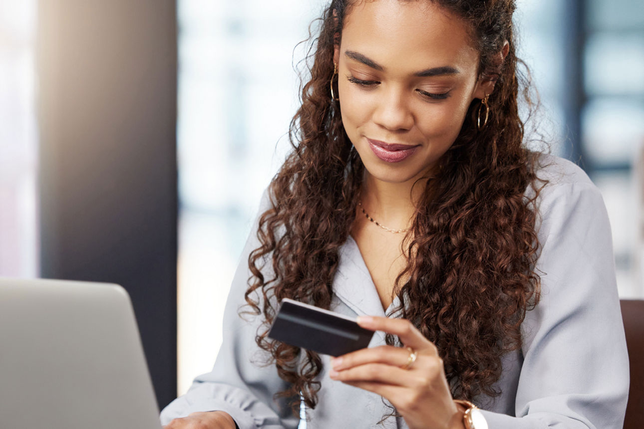 Zwei Mädchen die online was bestellen auf dem Handy 