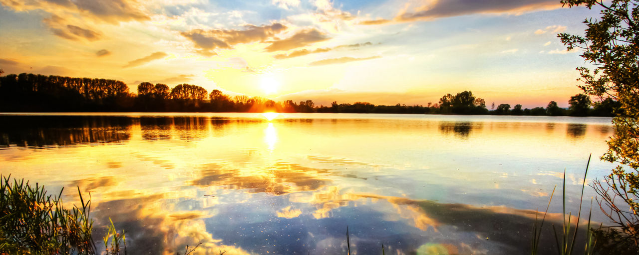 Sonnenuntergang an einem See