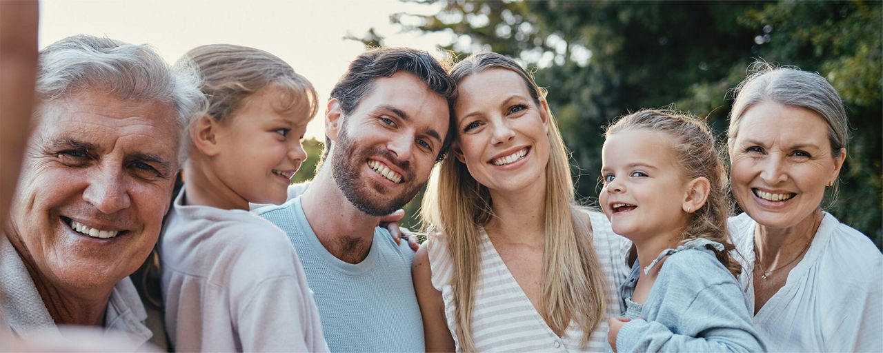Selfie einer lächelenden Familie mit zwei Kindern und Oma und  Opa