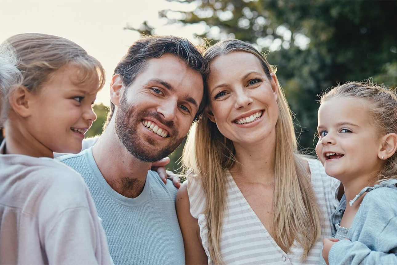 Selfie einer lächelenden Familie mit zwei Kindern und Oma und  Opa