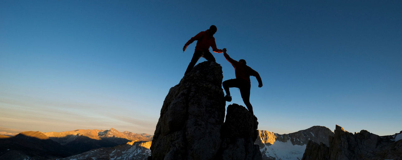 Zwei Männer beim Bergsteigen