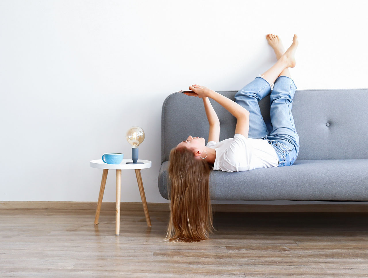 Frau auf Sofa