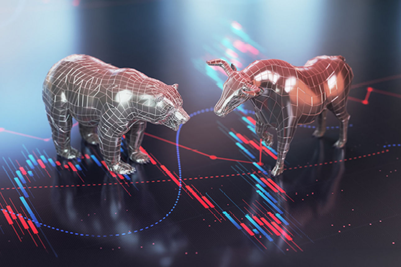 Bulle und Bär aus Silber stehen auf einem schwarzen Untergrund