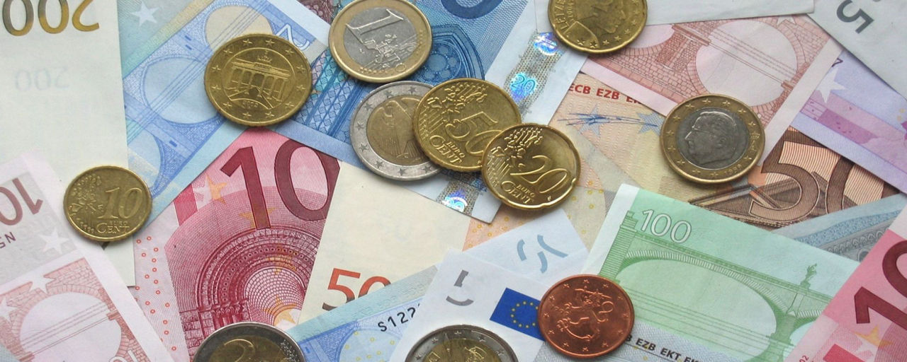 Euro-Scheine und Münzen
