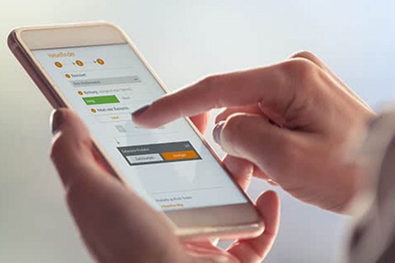 Eine Person, die ein Handy bedient 