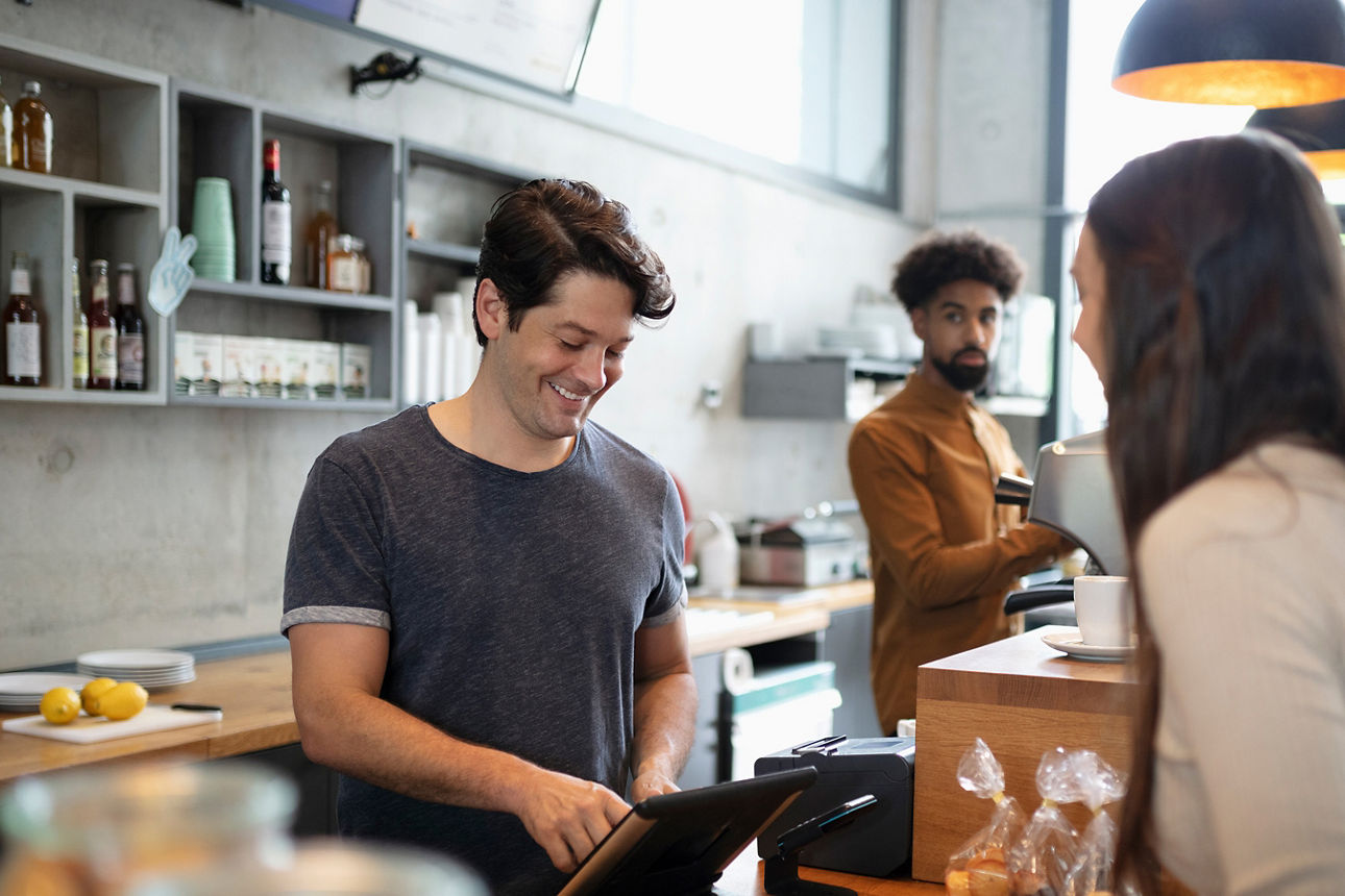 Im Cafe wird kontaktlos mit der girocard bezahlt