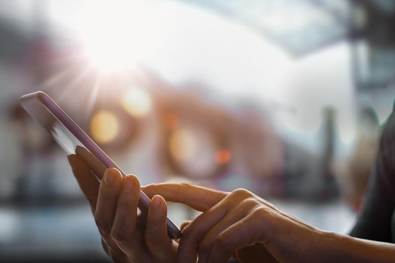 Hand tippt auf Smartphone