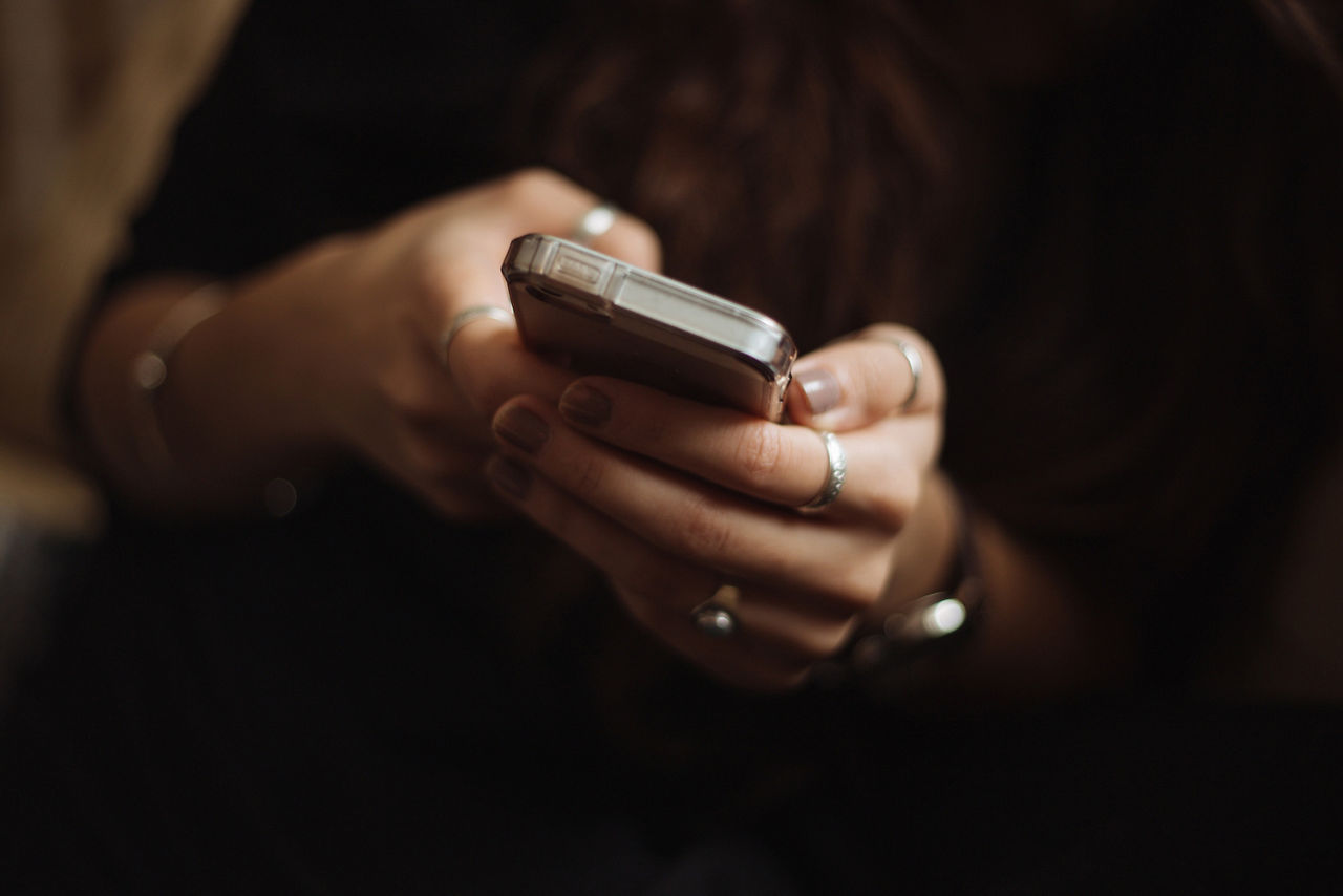 Frau mit einem Smartphone in der Hand