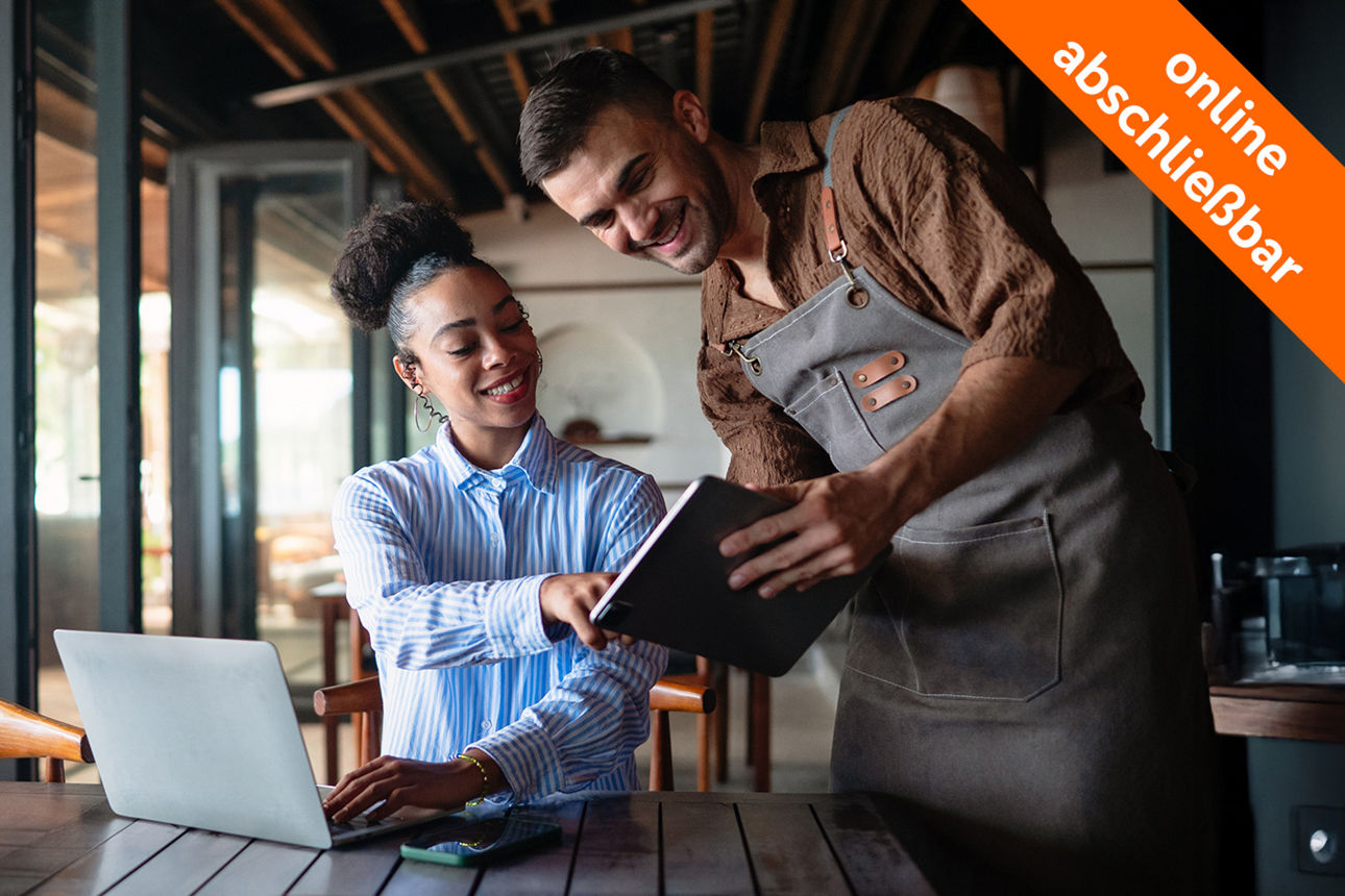 Mann und Frau schauen auf einen Laptop