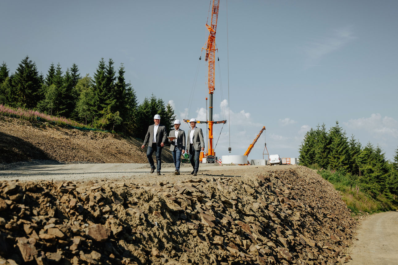 Volksbank in Südwestfalen Berater auf einer Windpark-Baustelle