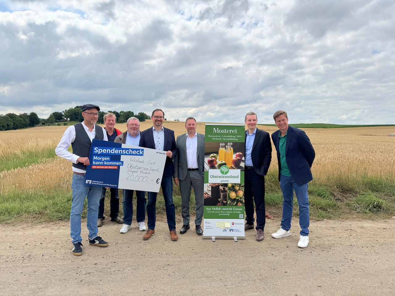 Eine Gruppe von Menschen halten Projektschilder in der Hand