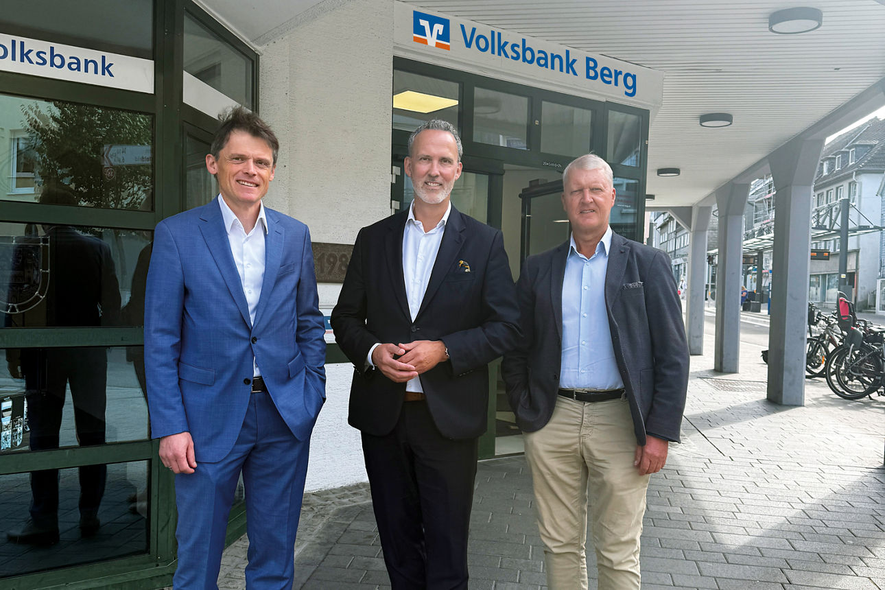 Christoph Gubert, Mario Scheidt und Helmut Vilmar stehen vor der Hauptstelle in Wipperfürth