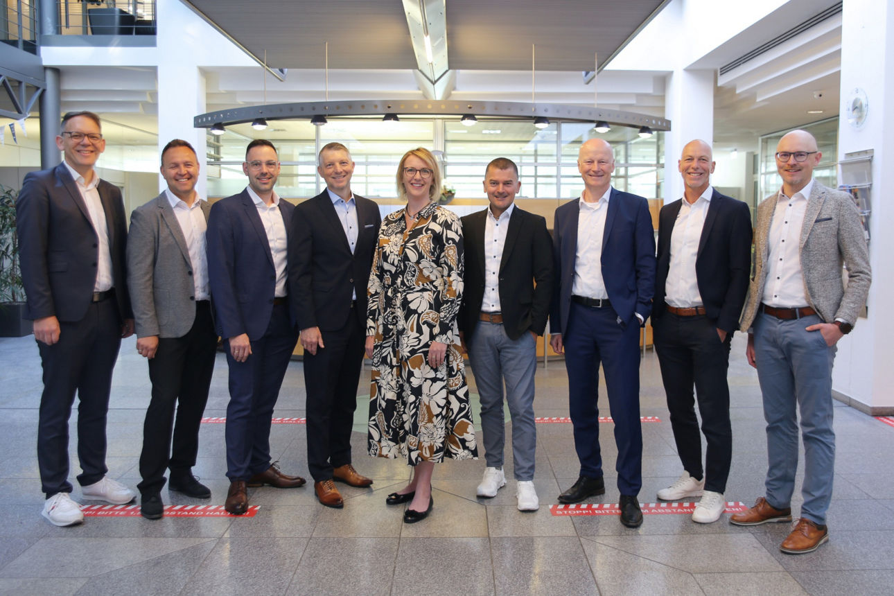 Die sechs neuen Prokuristen zusammen mit dem Vorstand der Raiffeisenbank Neumarkt  i.d.OPf. eG