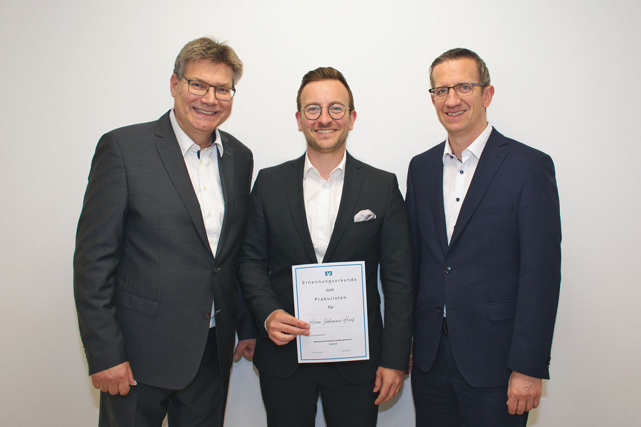  Im Bild (von links): Vorstandsvorsitzender Manfred Schmidt, Johannes Haaf, Vorstandsmitglied Markus Weber 