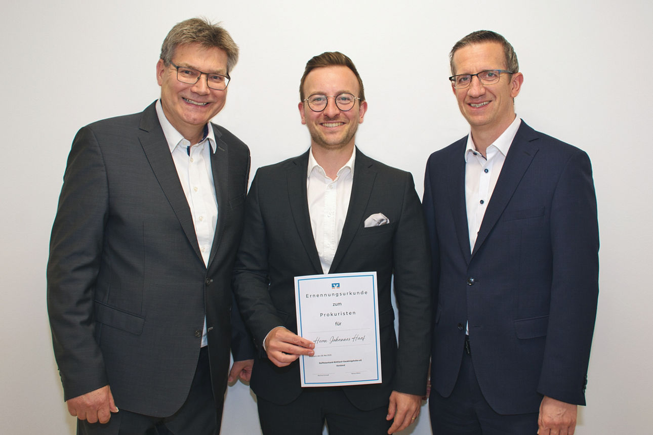  Im Bild (von links): Vorstandsvorsitzender Manfred Schmidt, Johannes Haaf, Vorstandsmitglied Markus Weber 