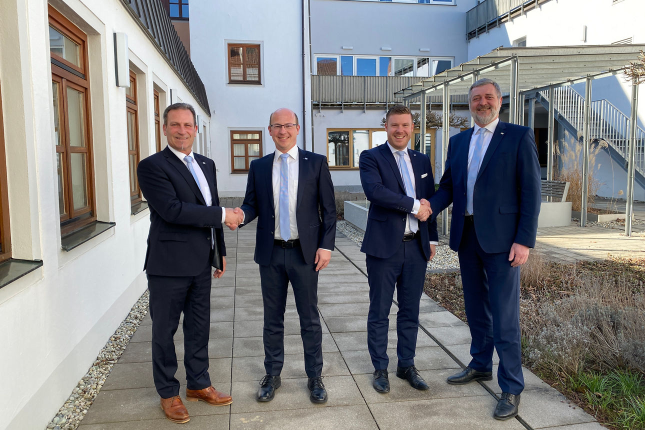 Die Vorstände gratulieren den beiden neuen Prokuristen.