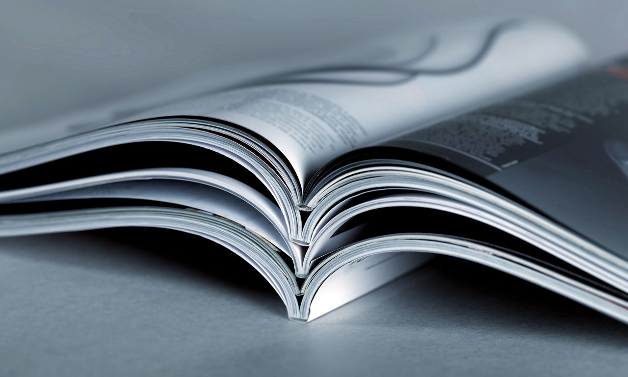 Ein Stapel Zeitschriften wird übereinander gestapelt