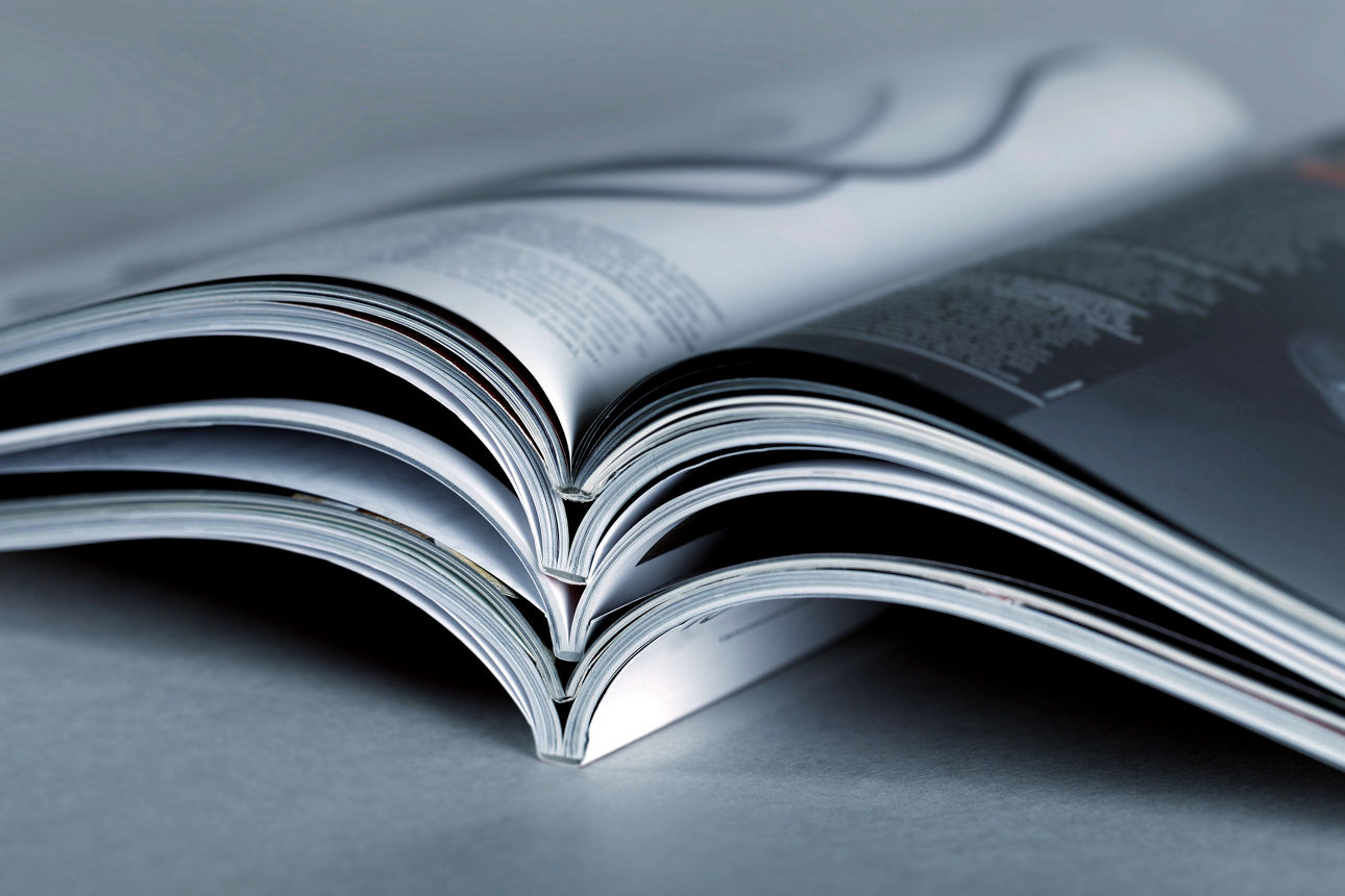 Ein Stapel Zeitschriften wird übereinander gestapelt