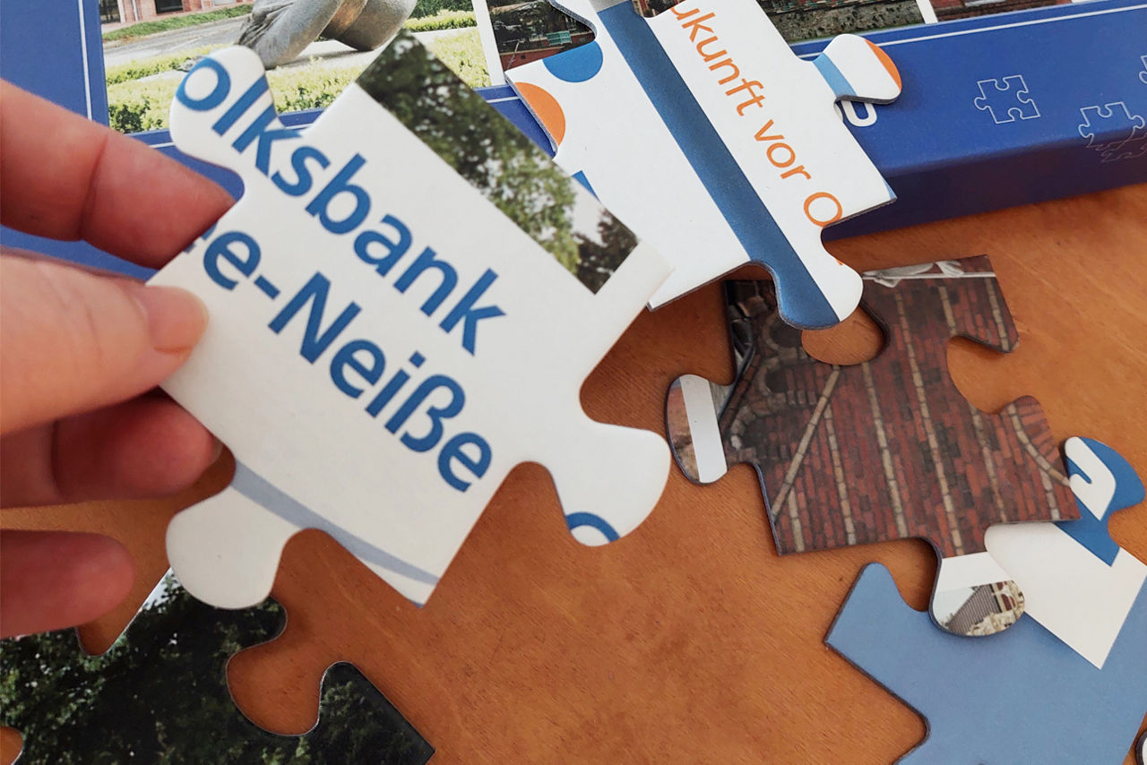 Auf einem Tisch liegen Puzzle-Teile verstreut