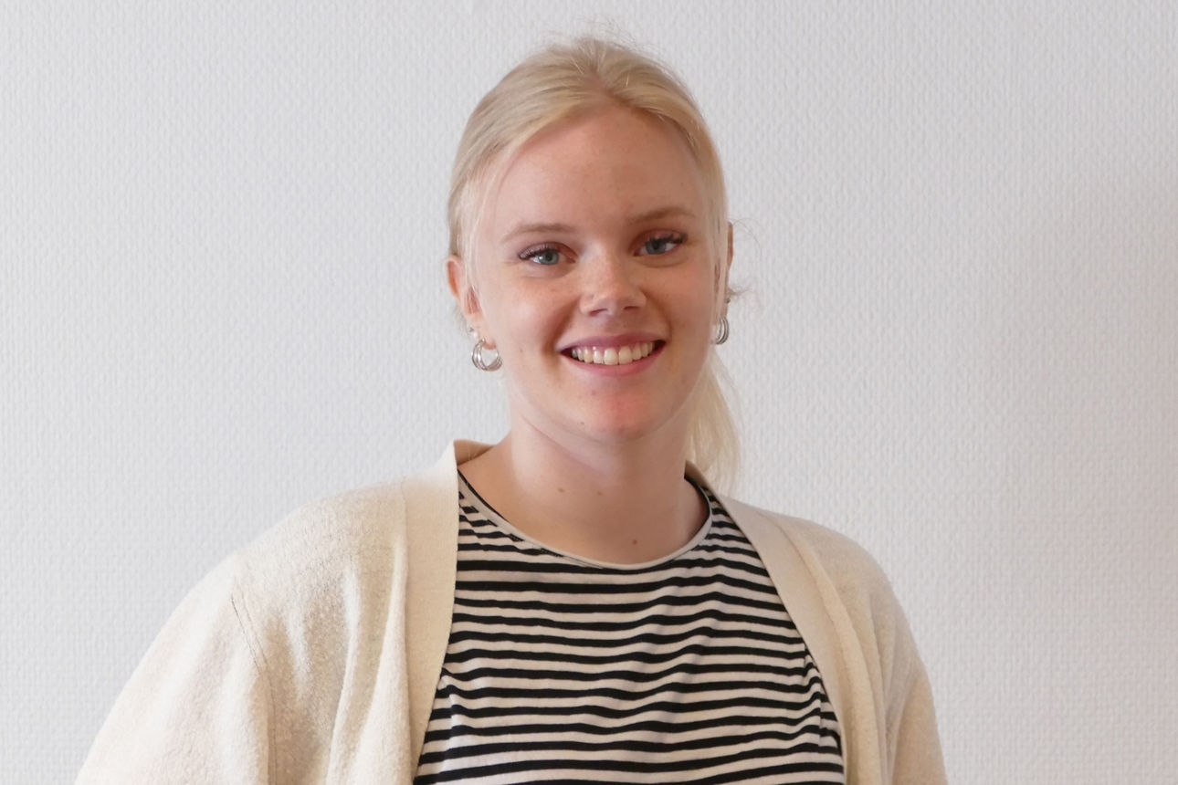 Eine Frau lächelt in die Kamera