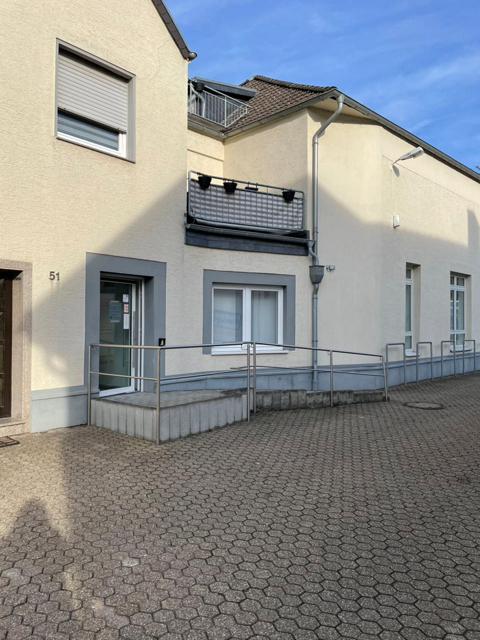 Bild des Seiteneingangs der Volksbank-Erft-Filiale in Quadrath-Ichendorf