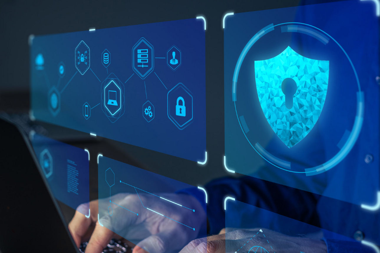 Hände tippen auf einem Laptop, umgeben von digitalen Symbolen zu Datensicherheit und Netzwerkschutz.