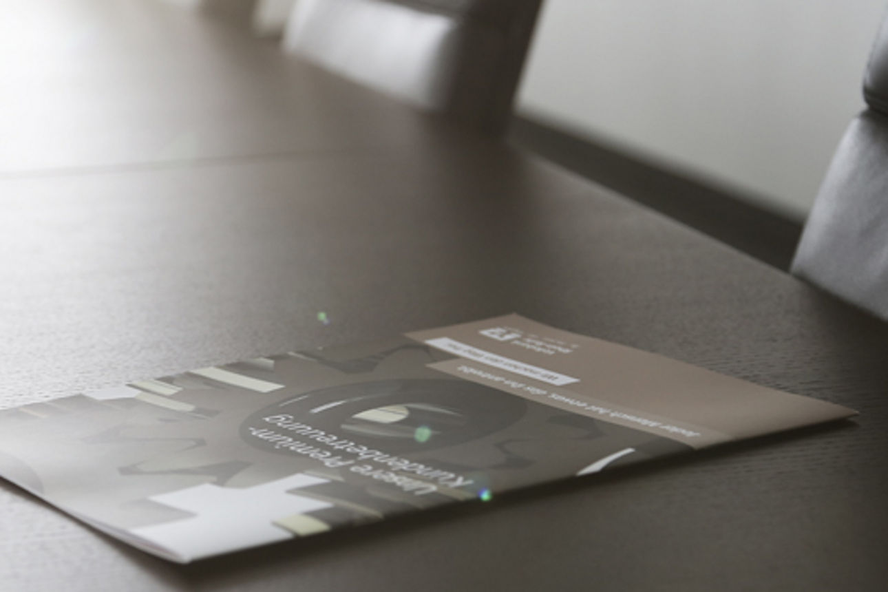 Auf einem Tisch liegt eine Private Banking Broschüre