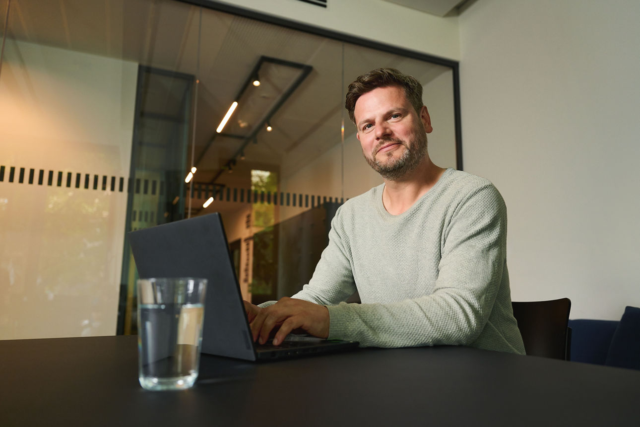Sitzender Mann mit Laptop