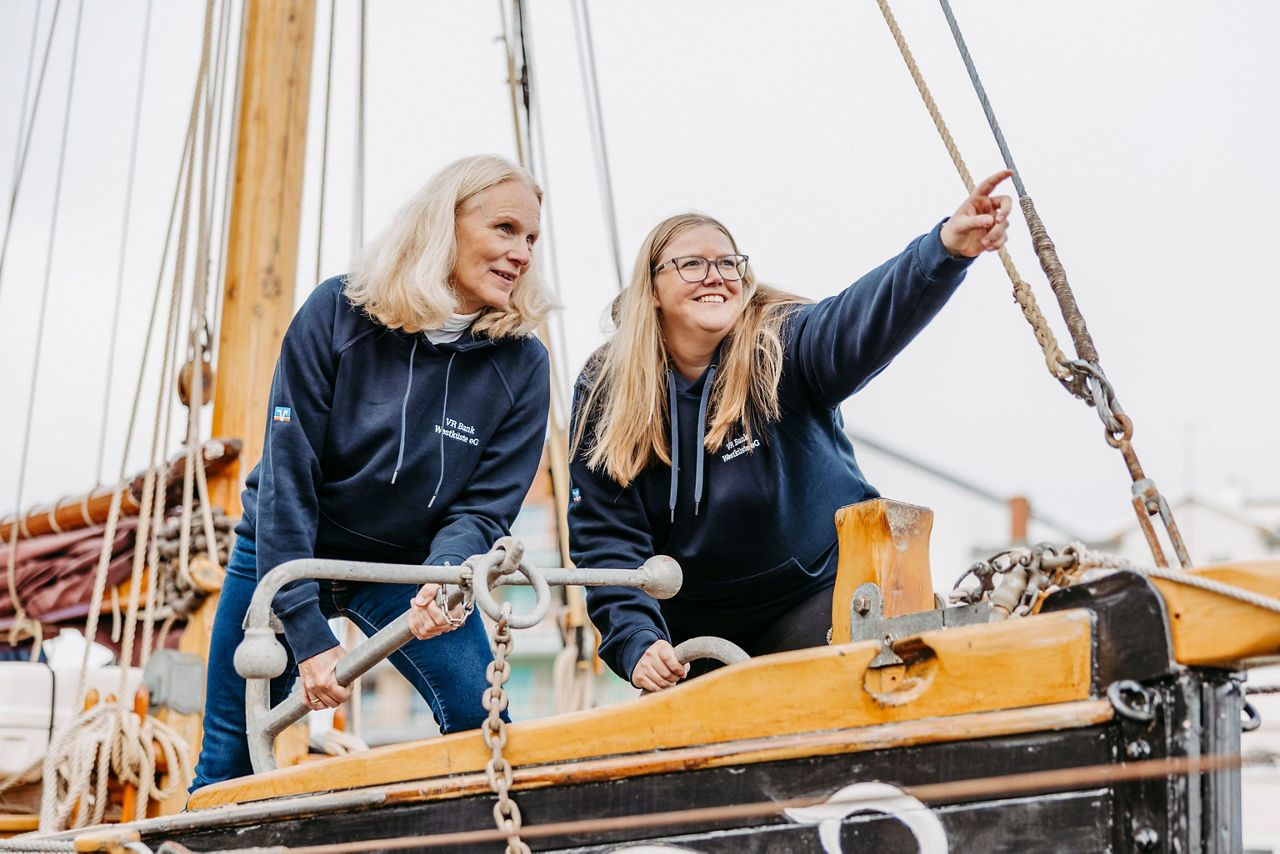Kristina und Dani schauen in die Ferne