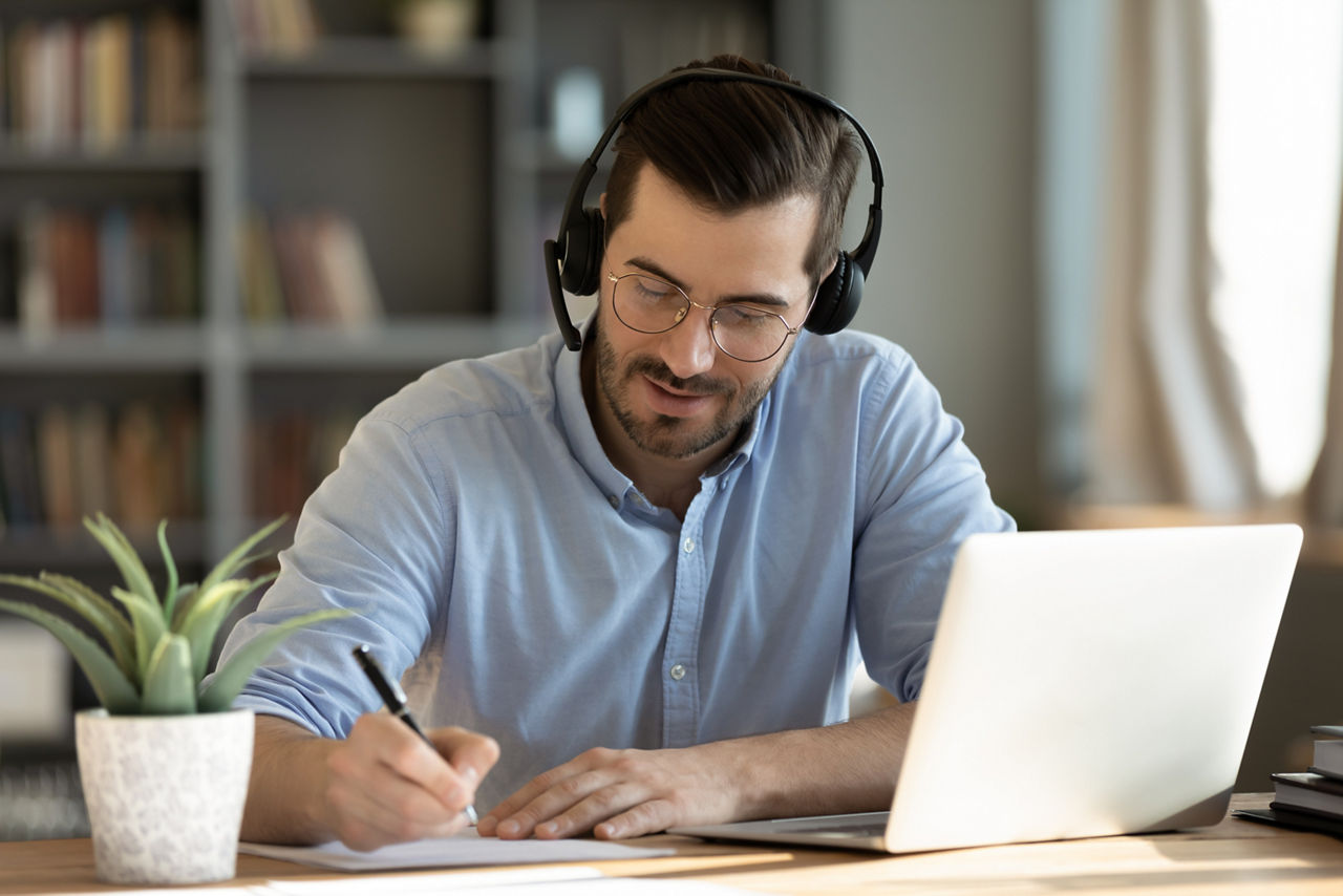 Ein Mann telefoniert im Büro mit seinem Headset