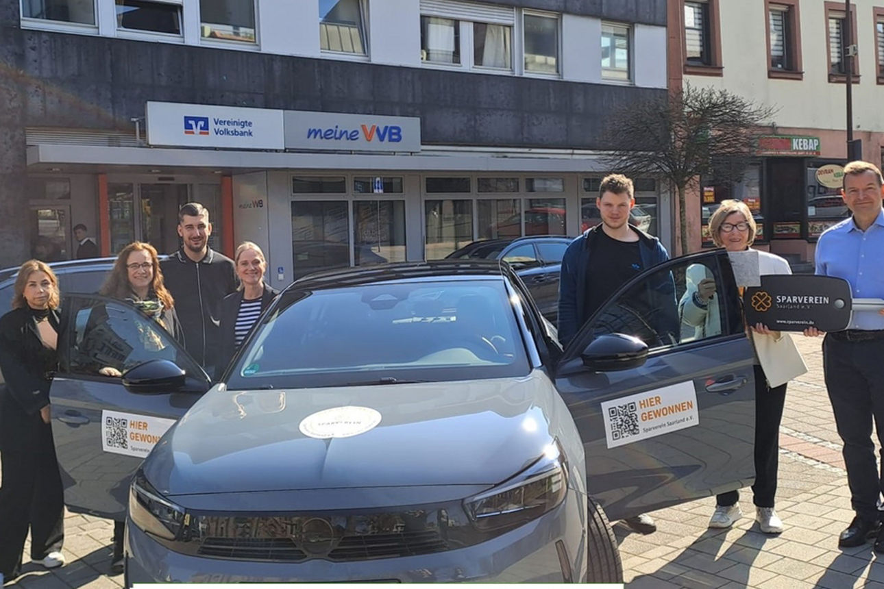 Übergabe grauer Opel Corsa