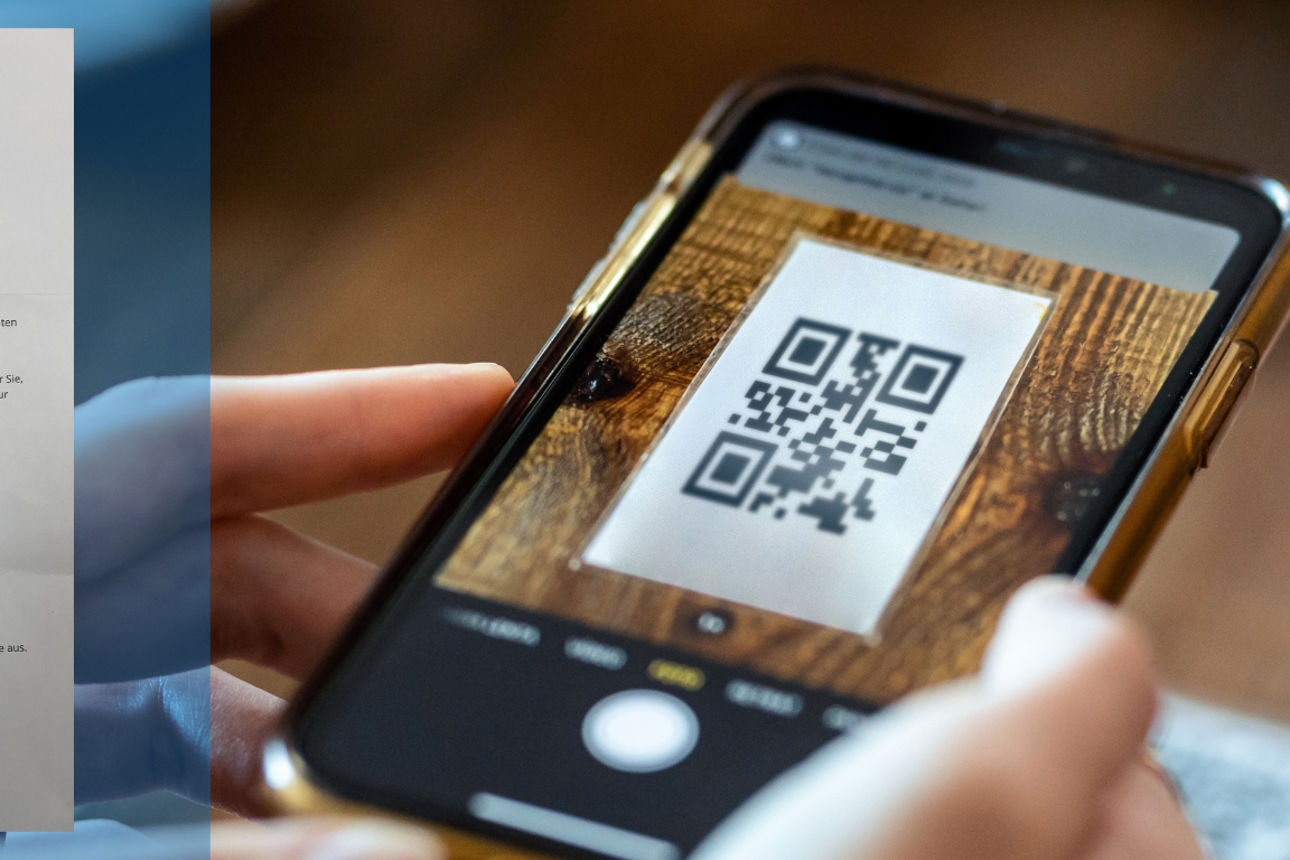 Es wird ein Brief gezeigt und ein Handy mit einem QR-Code