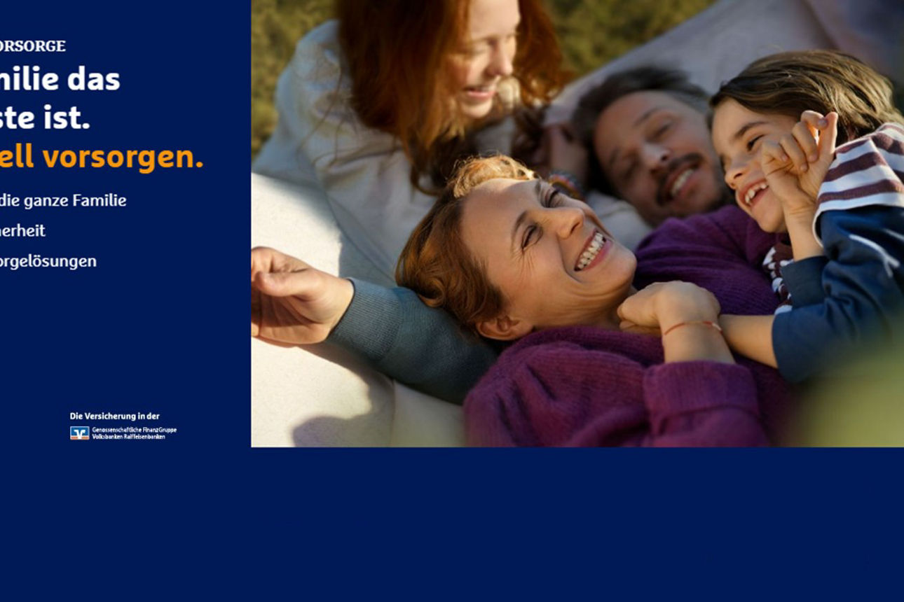 Eine Familie liegt lächelnd einer der Hängematte