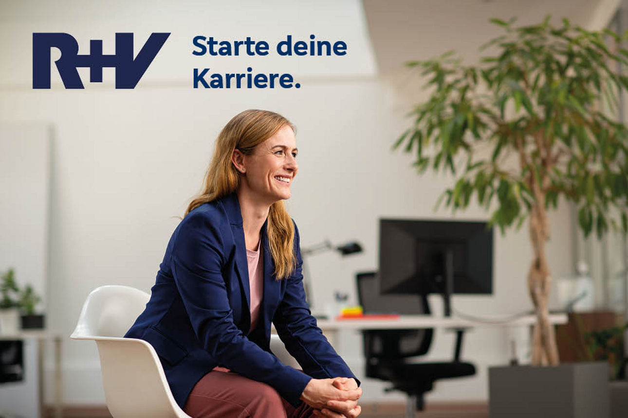 Frau sitzt auf einem Stuhl und schaut in den Raum