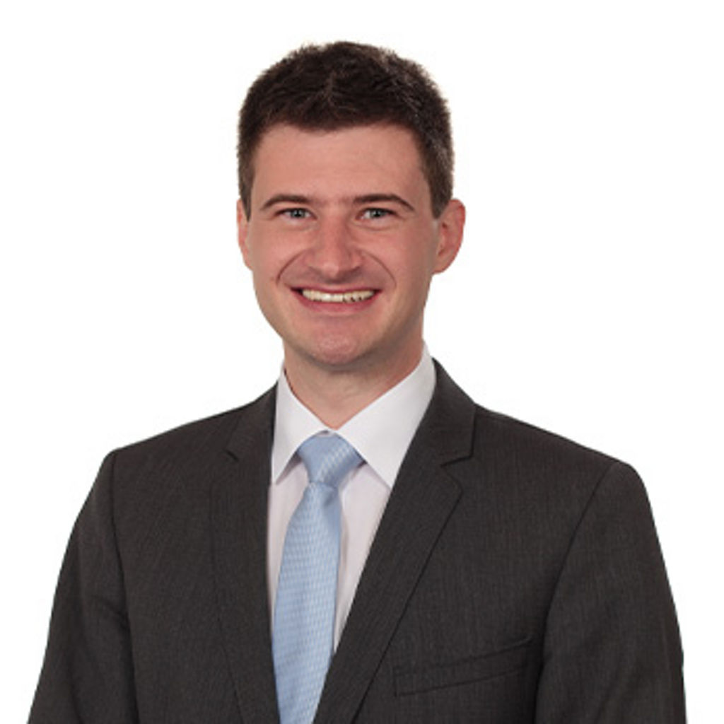 Freundlich lächelnder Mann im Anzug, unser Privatkundenberater Andreas Rödig