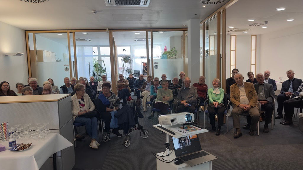 Die Besucher des Zahlenfrühstückes während der Präsentation