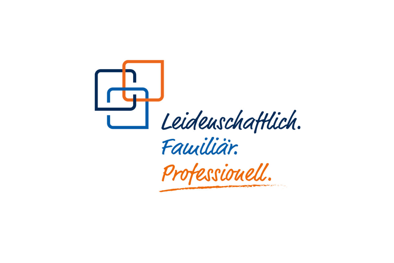 Ein stilisiertes Logo aus drei miteinander verbundenen, quadratischen Formen in Blau und Orange, daneben der handschriftlich wirkende Schriftzug "Leidenschaftlich. Familiär. Professionell." in Blau und Orange.