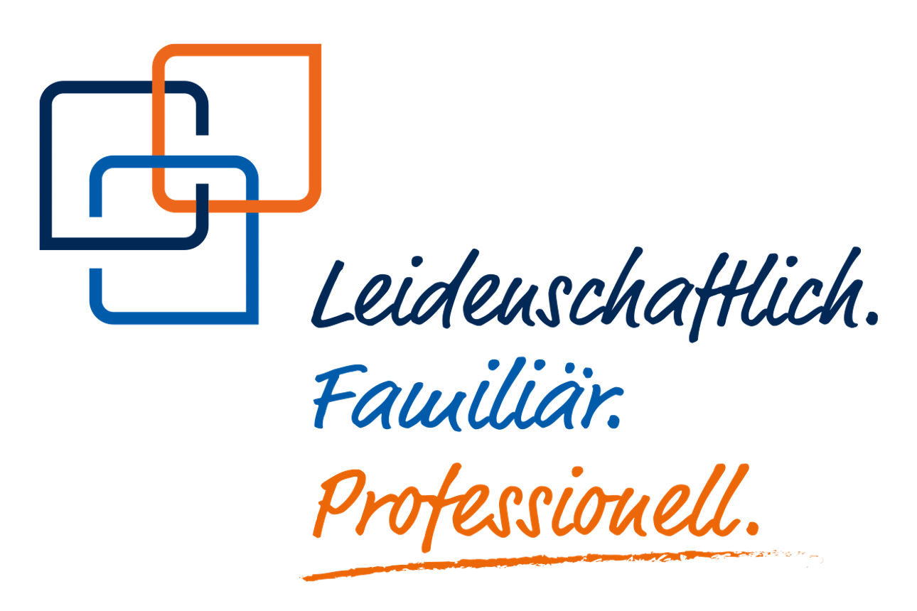 Ein stilisiertes Logo aus drei miteinander verbundenen, quadratischen Formen in Blau und Orange, daneben der handschriftlich wirkende Schriftzug "Leidenschaftlich. Familiär. Professionell." in Blau und Orange.