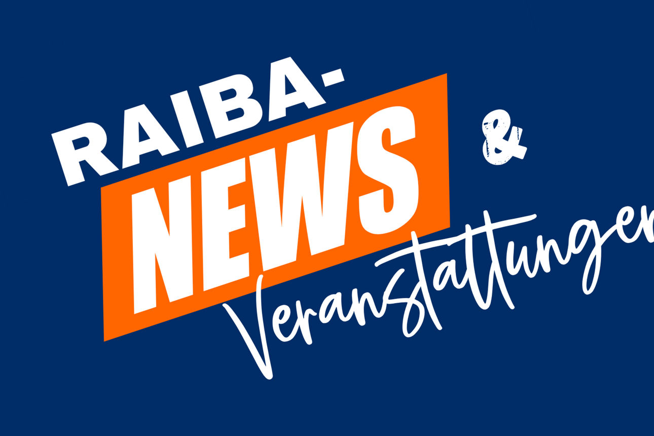 Eine Kinder-Fußballmannschaft in Volksbank-Trikots beim Spiel 