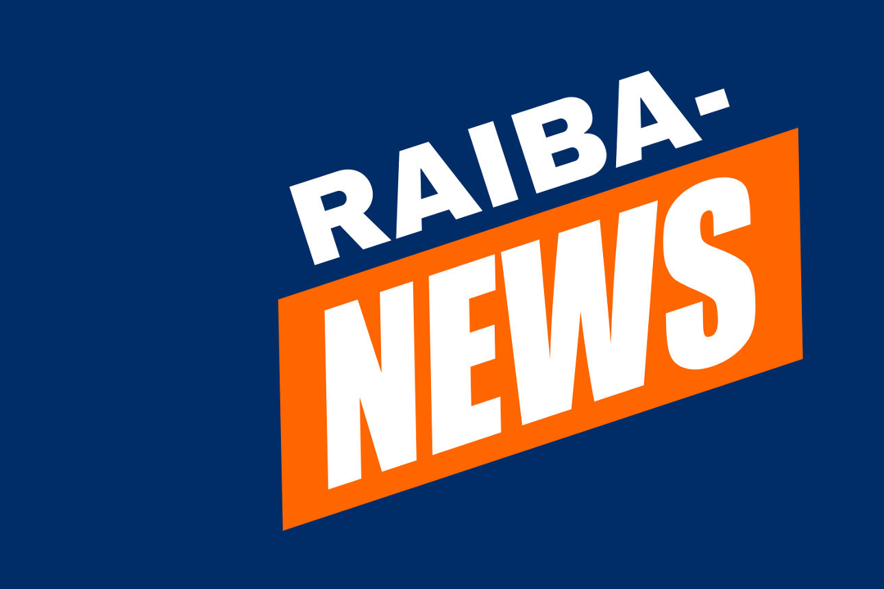 Drei Kinder einer Fußballmannschaft in Volksbank-Trikots freuen sich über ihren Erfolg.