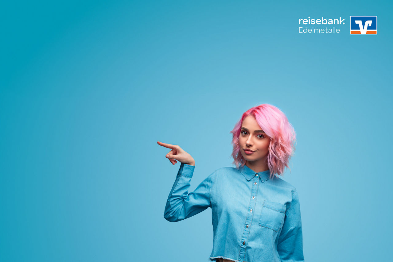  Junge Frau mit Pinken Haaren vor blauem Hintergrund
