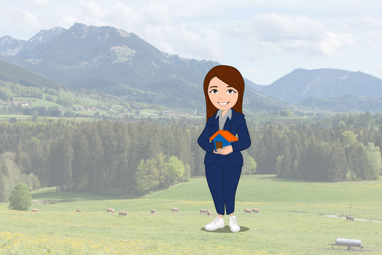 Eine lächelnde Cartoon-Figur einer Frau in einem blauen Anzug hält ein kleines Hausmodell in den Armen und steht auf einer grünen Wiese mit grasenden Kühen und Bergen im Hintergrund.